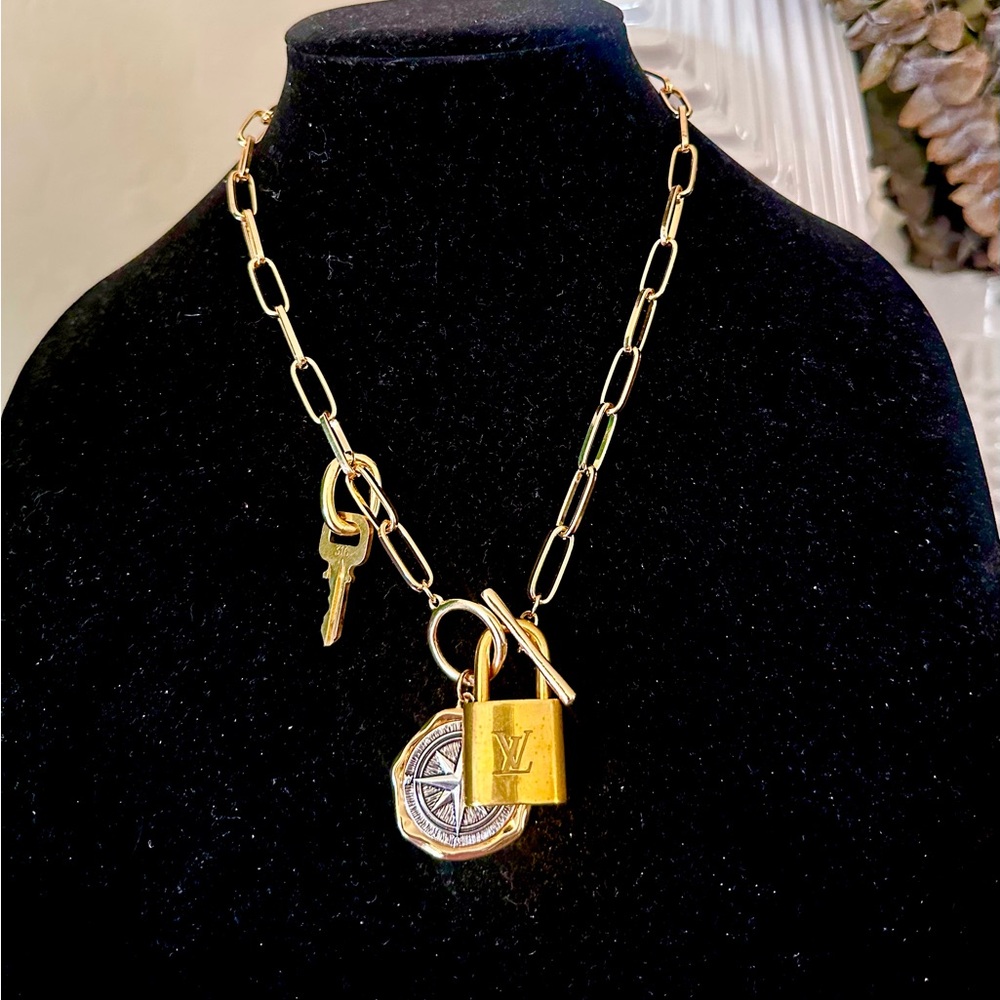 Louis Vuitton padlock with toggle necklace - Picture 7 of 7